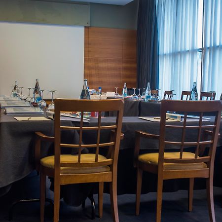 Gran Hotel Lakua Vitoria-Gasteiz Luaran gambar A meeting room at the hotel