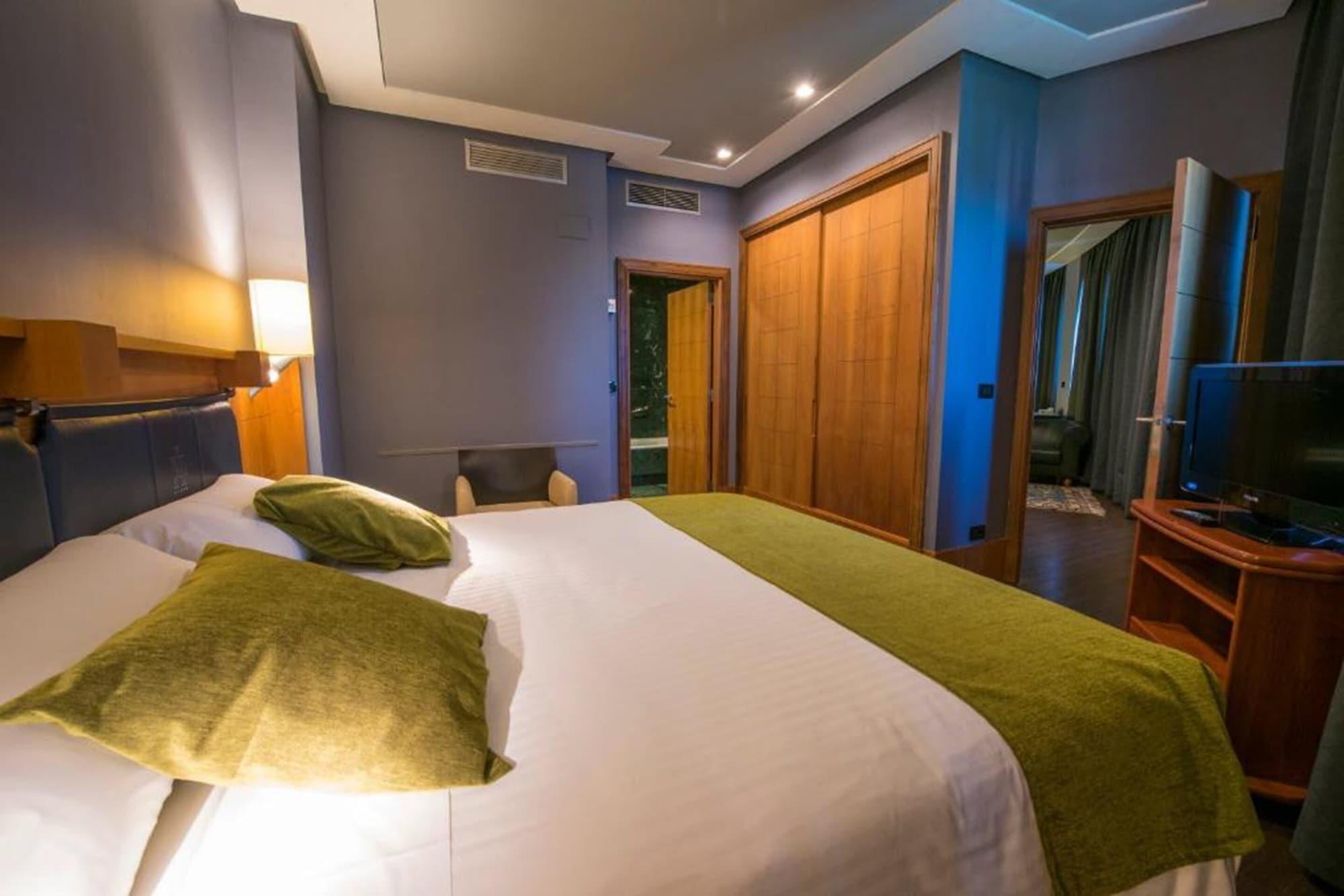 Gran Hotel Lakua Vitoria-Gasteiz Luaran gambar A bedroom at the hotel
