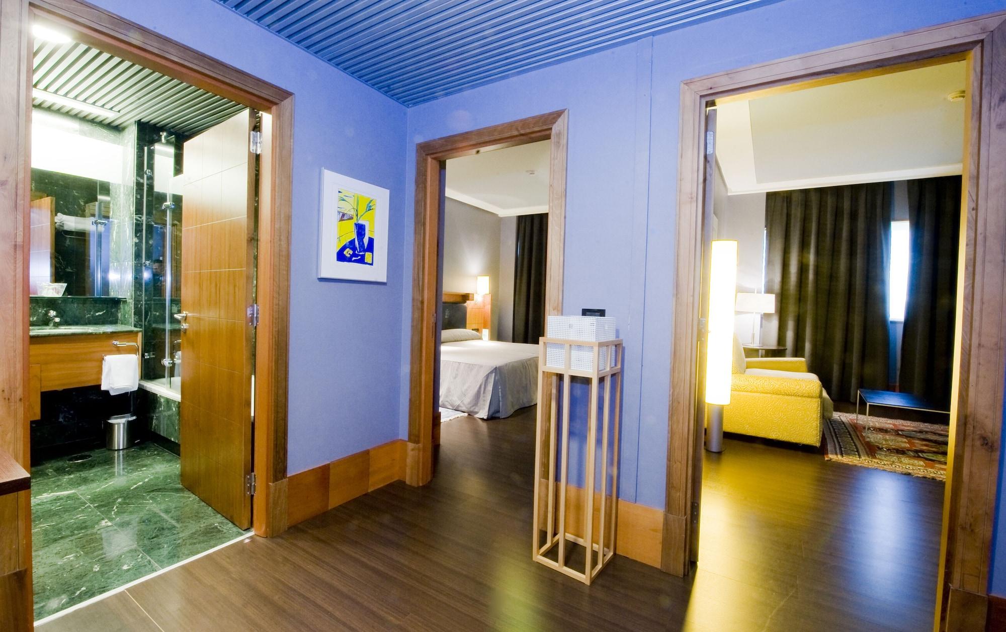 Gran Hotel Lakua Vitoria-Gasteiz Bilik gambar A suite at the Hotel Arts