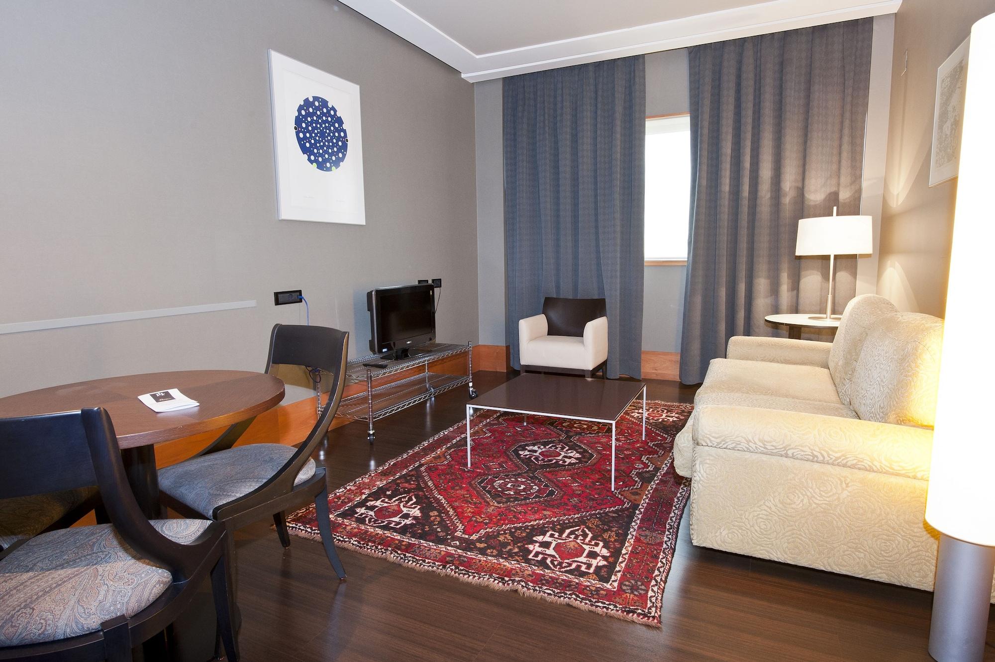 Gran Hotel Lakua Vitoria-Gasteiz Luaran gambar A living room