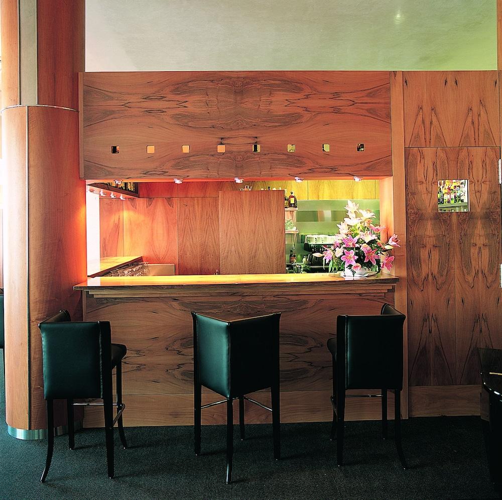 Gran Hotel Lakua Vitoria-Gasteiz Luaran gambar The bar at the restaurant