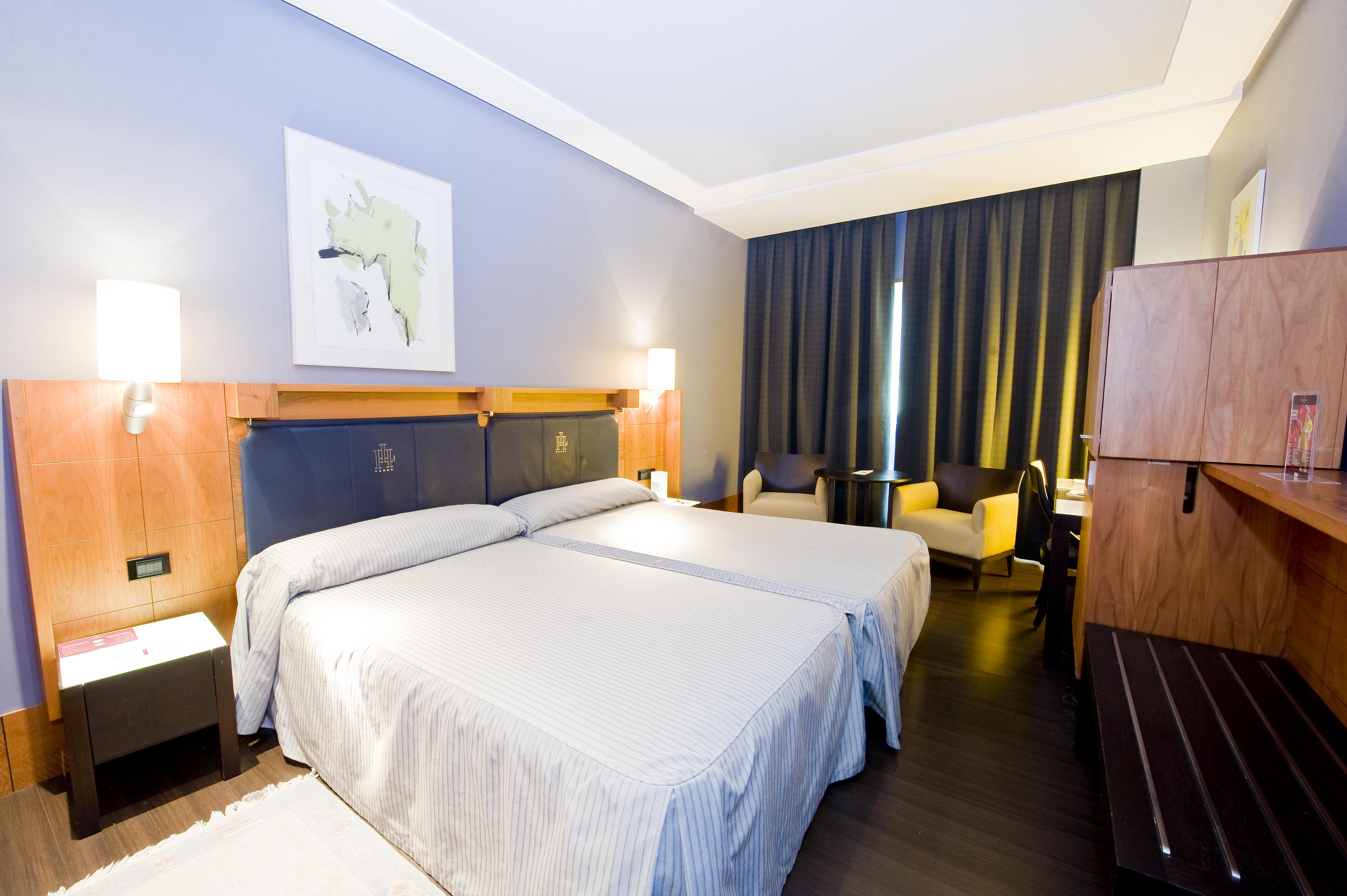 Gran Hotel Lakua Vitoria-Gasteiz Luaran gambar A room at the hotel