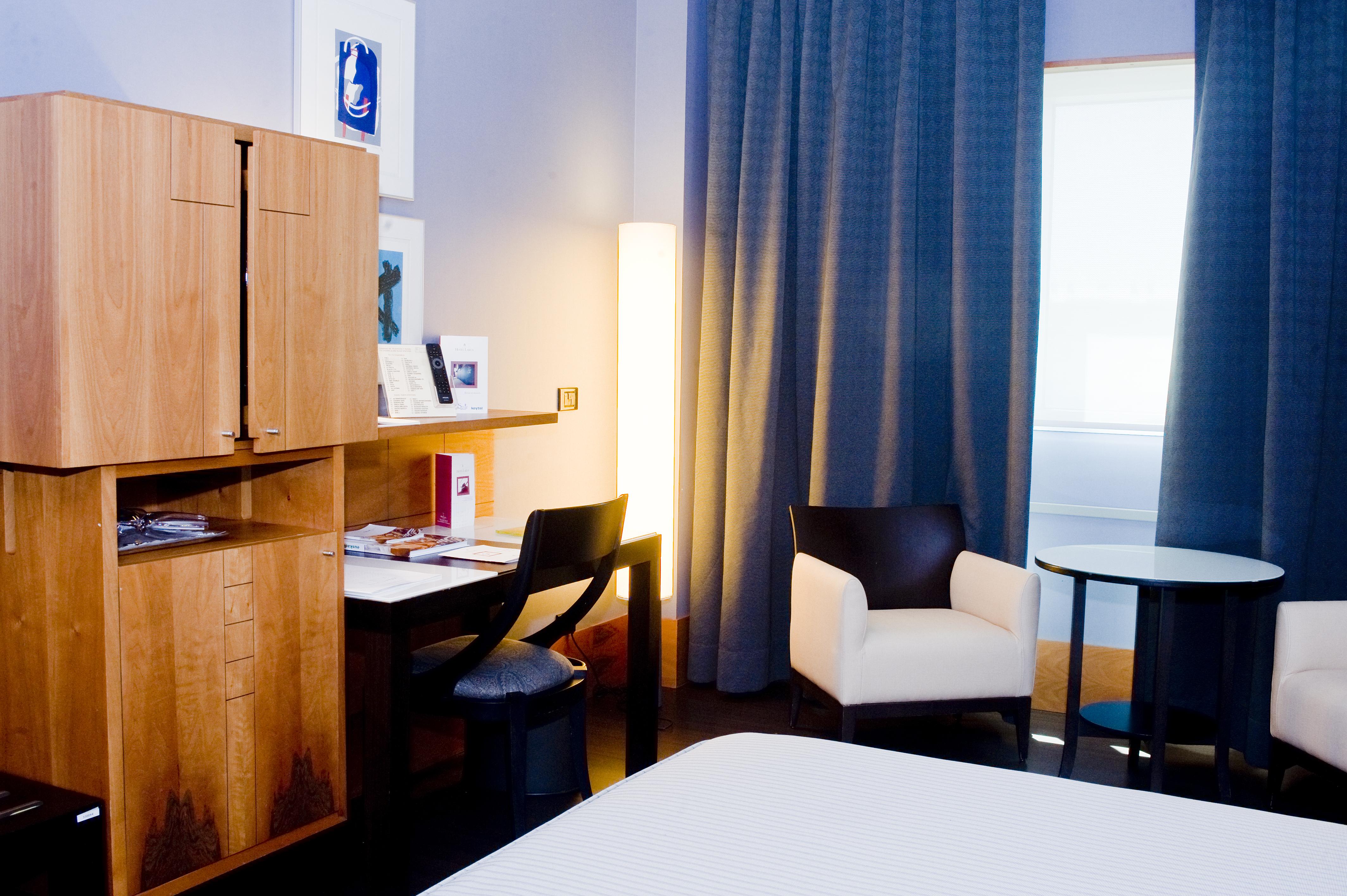 Gran Hotel Lakua Vitoria-Gasteiz Luaran gambar A typical room at the hotel