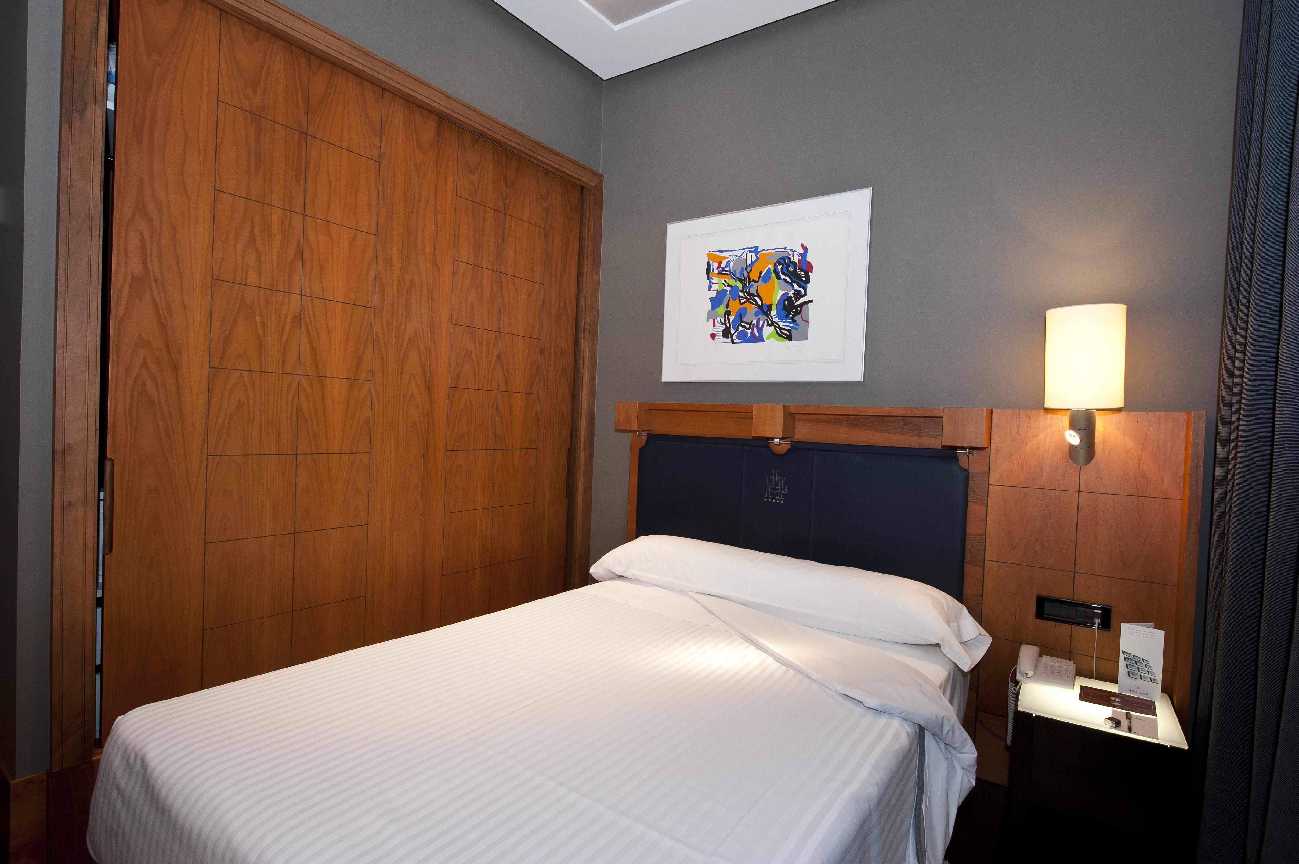 Gran Hotel Lakua Vitoria-Gasteiz Luaran gambar A room at the hotel
