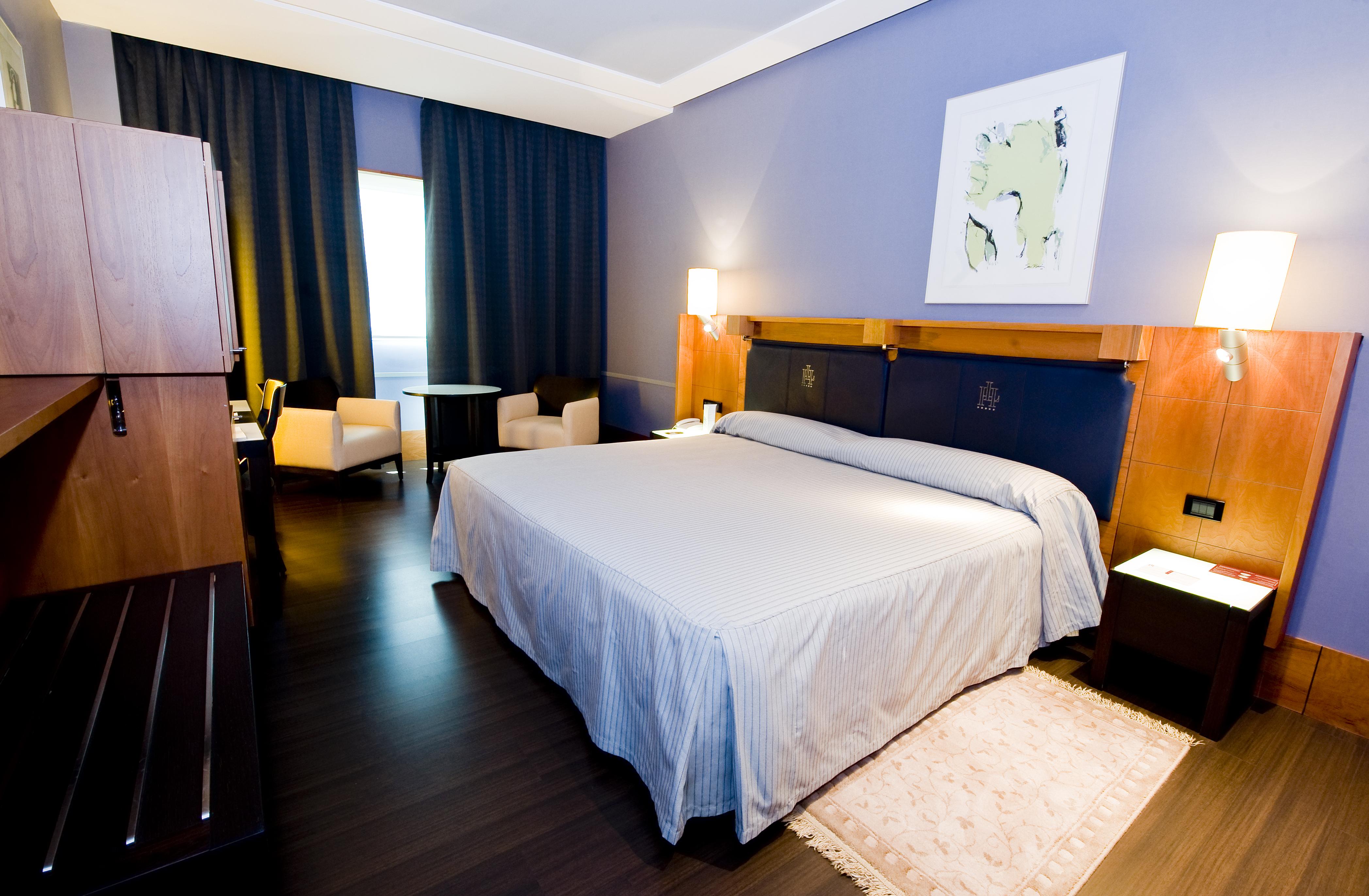 Gran Hotel Lakua Vitoria-Gasteiz Bilik gambar A room at the hotel