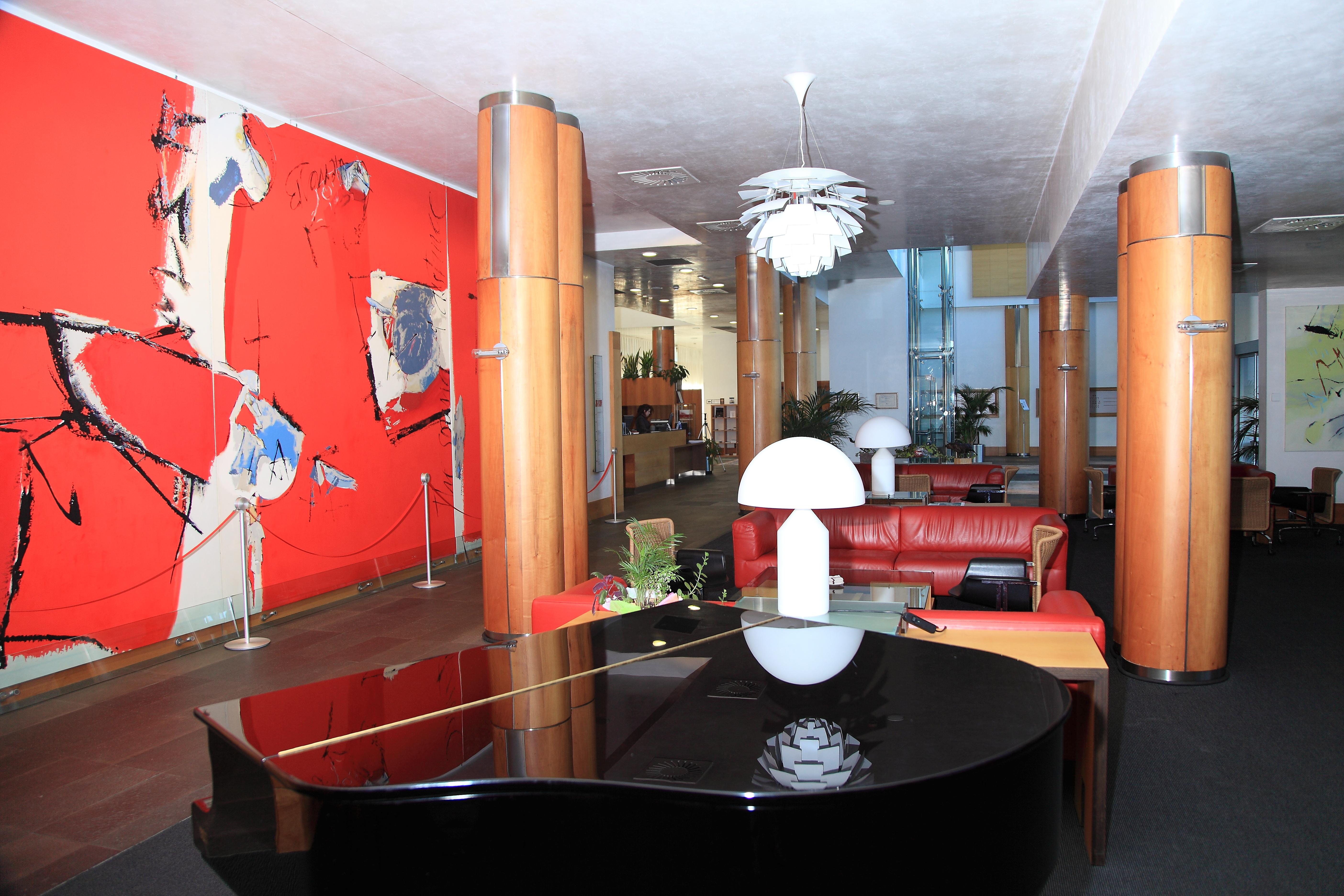 Gran Hotel Lakua Vitoria-Gasteiz Luaran gambar The lobby of the hotel