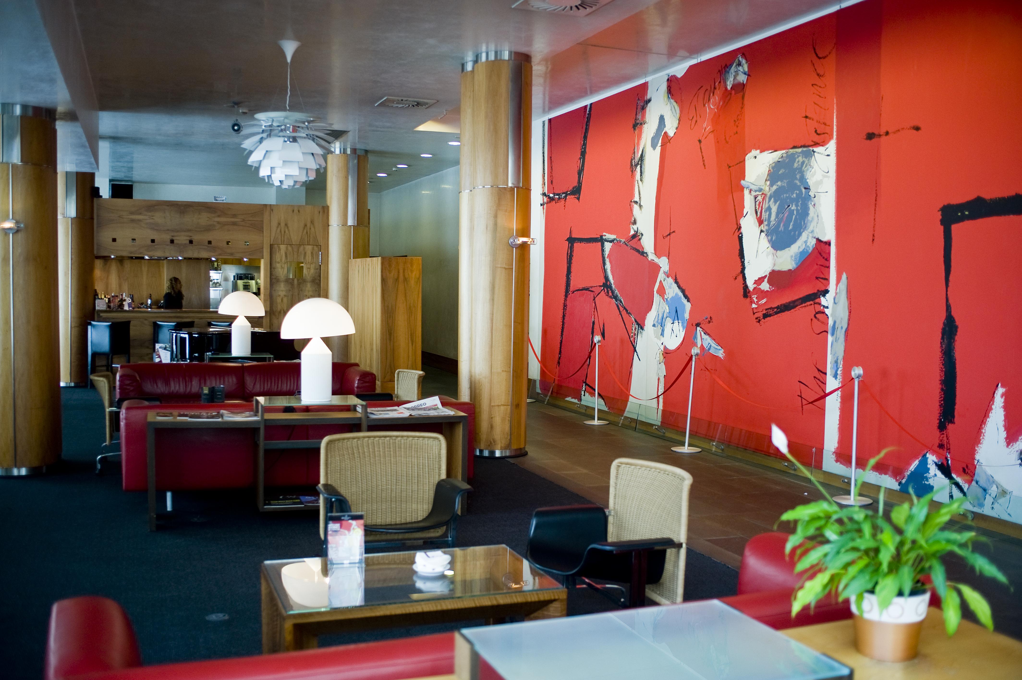 Gran Hotel Lakua Vitoria-Gasteiz Luaran gambar The lounge at the airport