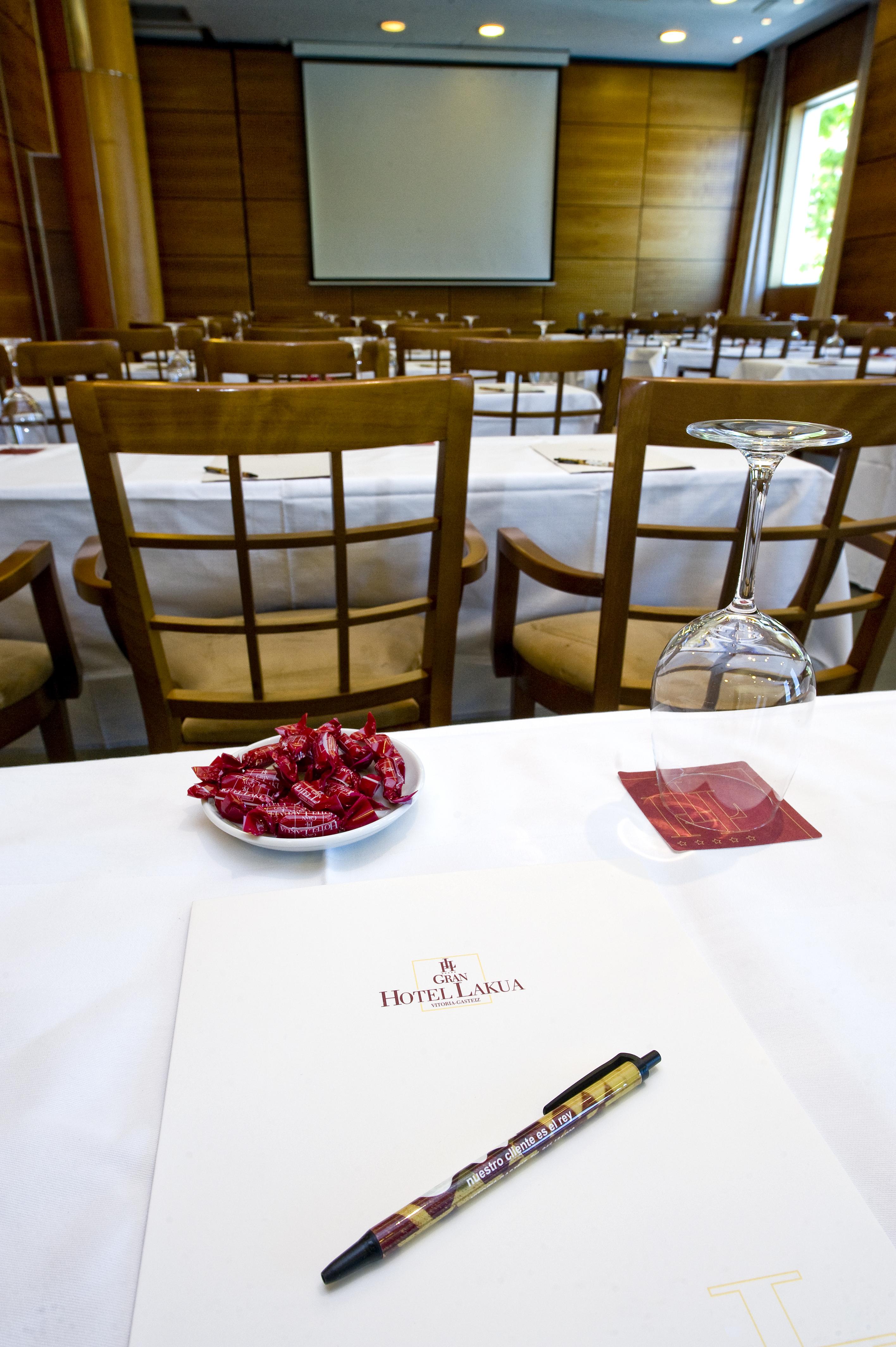 Gran Hotel Lakua Vitoria-Gasteiz Luaran gambar A bowl of rose petals at a wedding