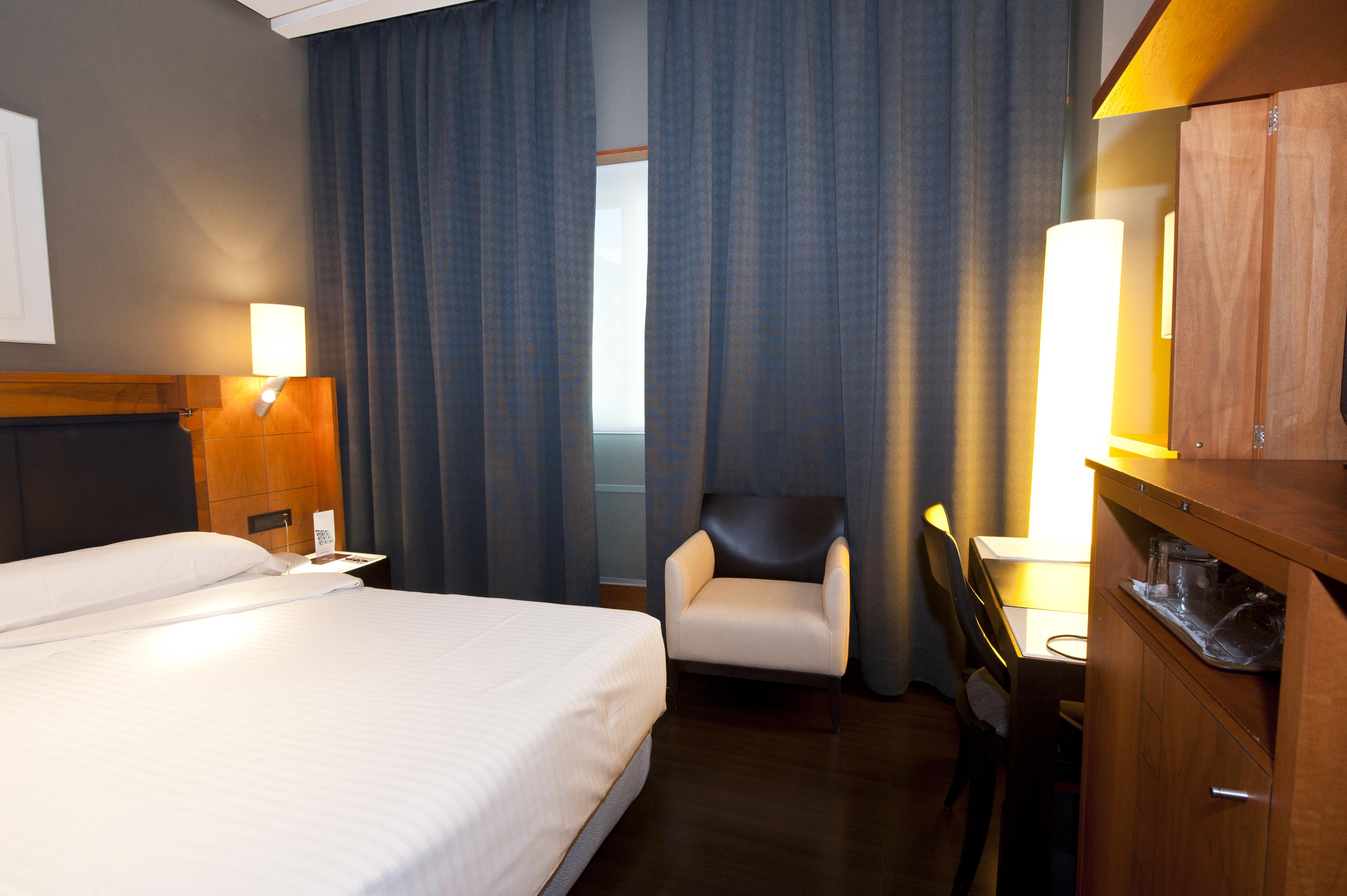 Gran Hotel Lakua Vitoria-Gasteiz Luaran gambar A room at the hotel