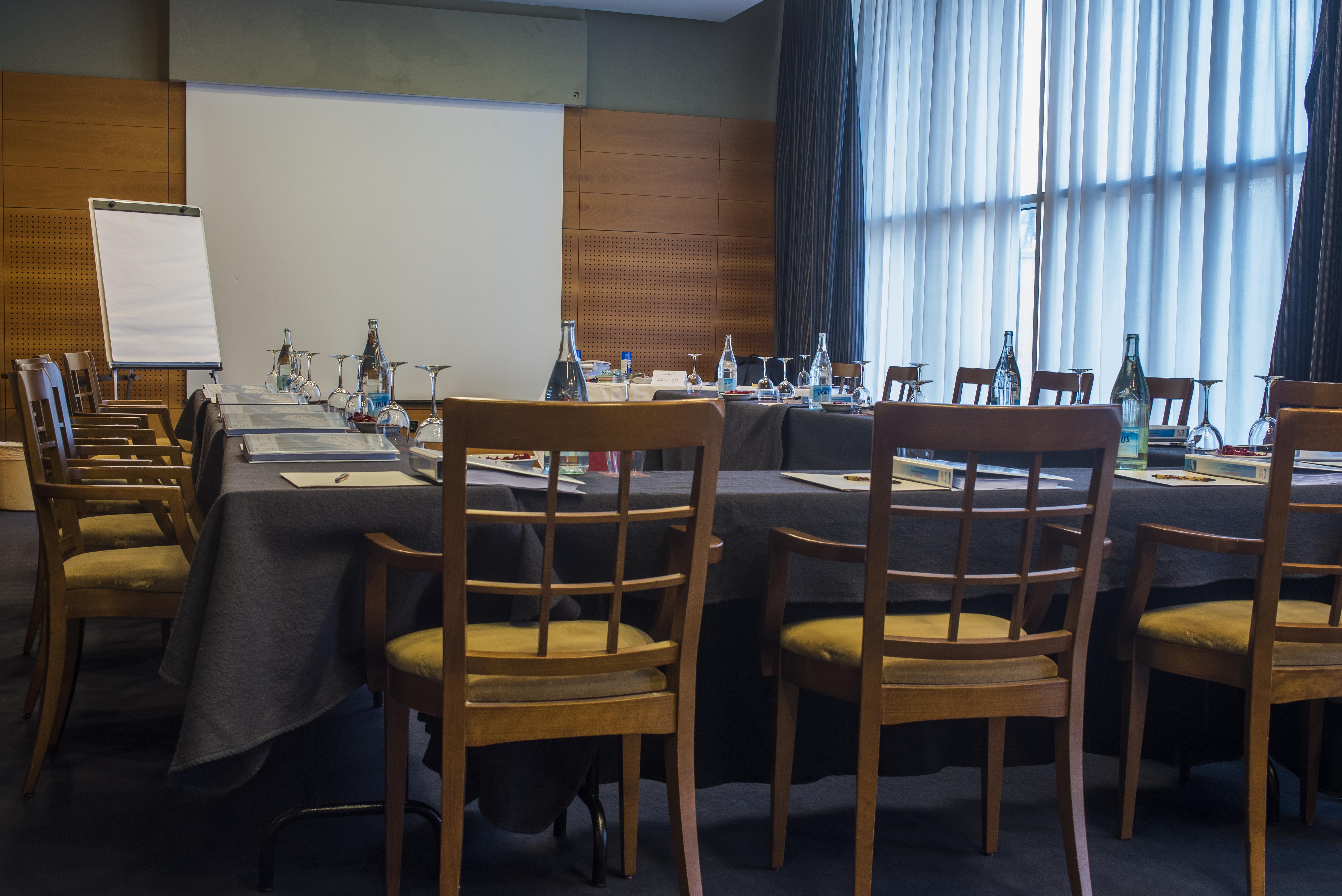 Gran Hotel Lakua Vitoria-Gasteiz Luaran gambar A meeting room at the hotel