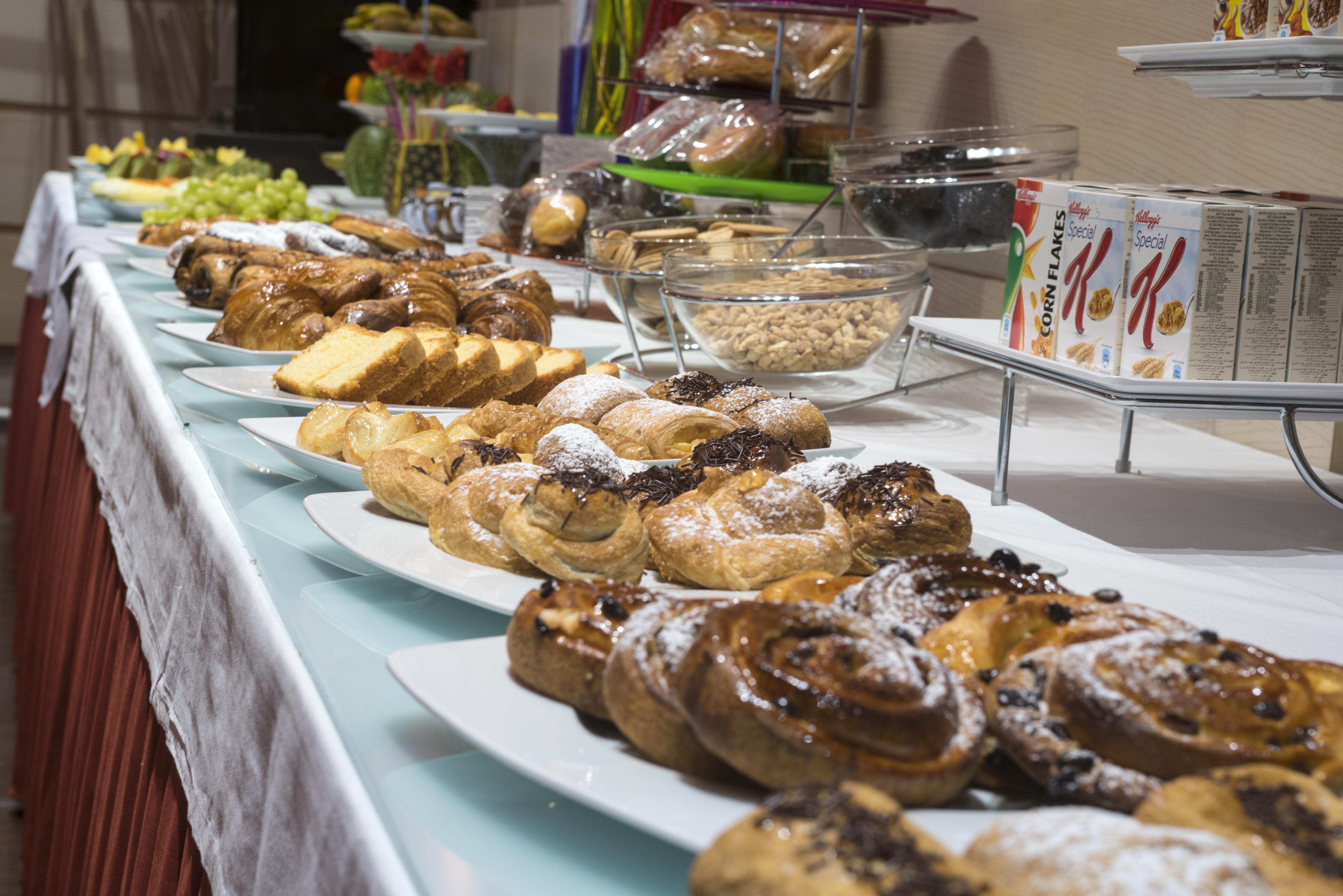 Gran Hotel Lakua Vitoria-Gasteiz Luaran gambar A buffet of pastries