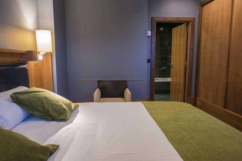 Gran Hotel Lakua Vitoria-Gasteiz Luaran gambar A room at the hotel