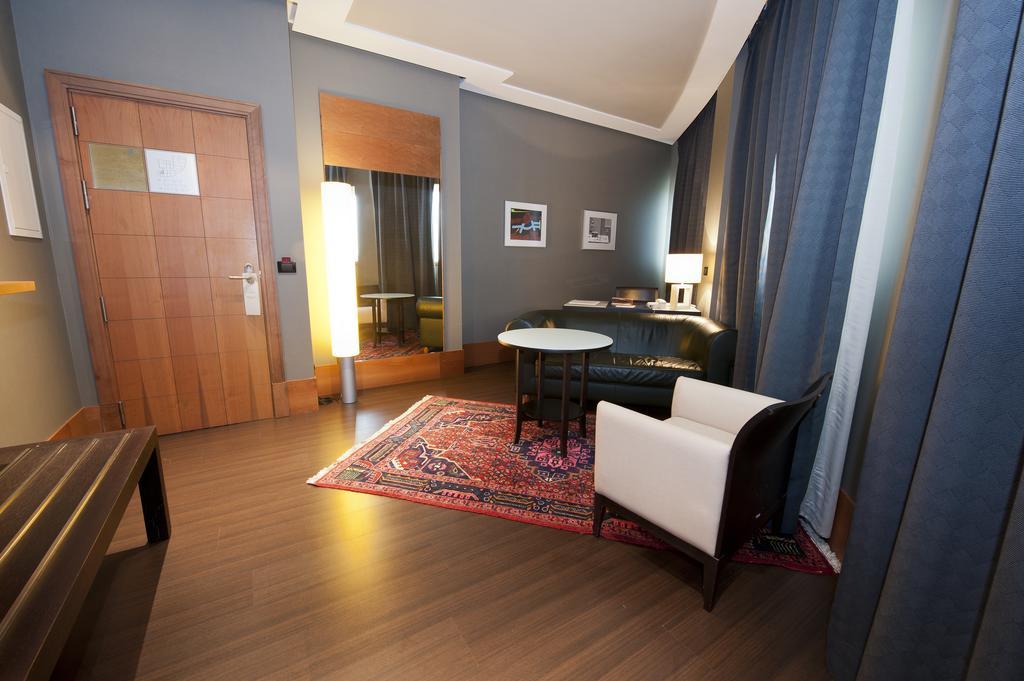 Gran Hotel Lakua Vitoria-Gasteiz Luaran gambar A suite at the hotel