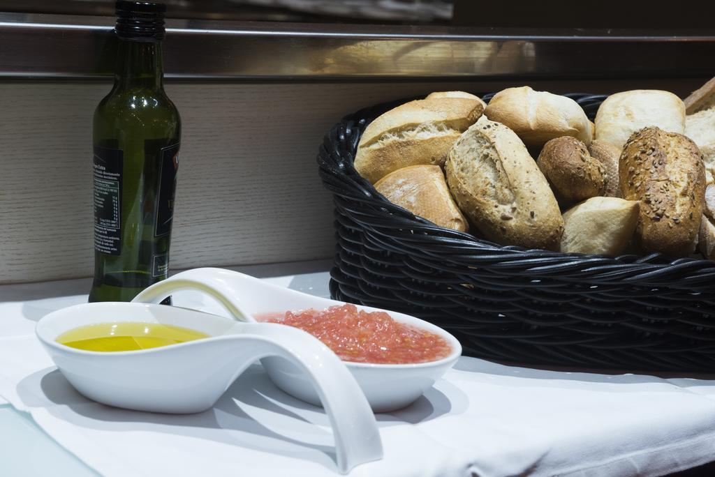 Gran Hotel Lakua Vitoria-Gasteiz Luaran gambar Olive oil and bread