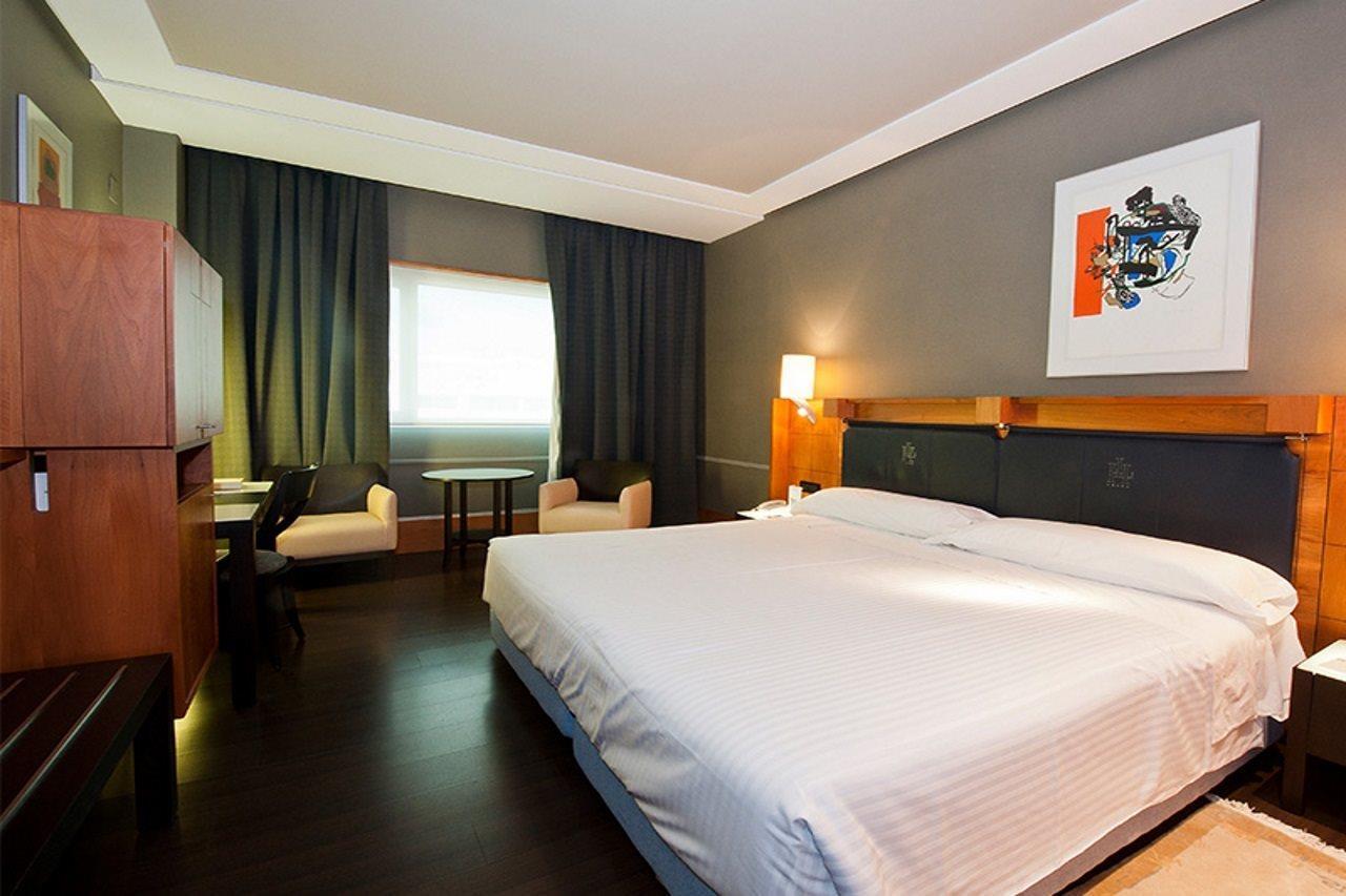Gran Hotel Lakua Vitoria-Gasteiz Luaran gambar A room at the hotel
