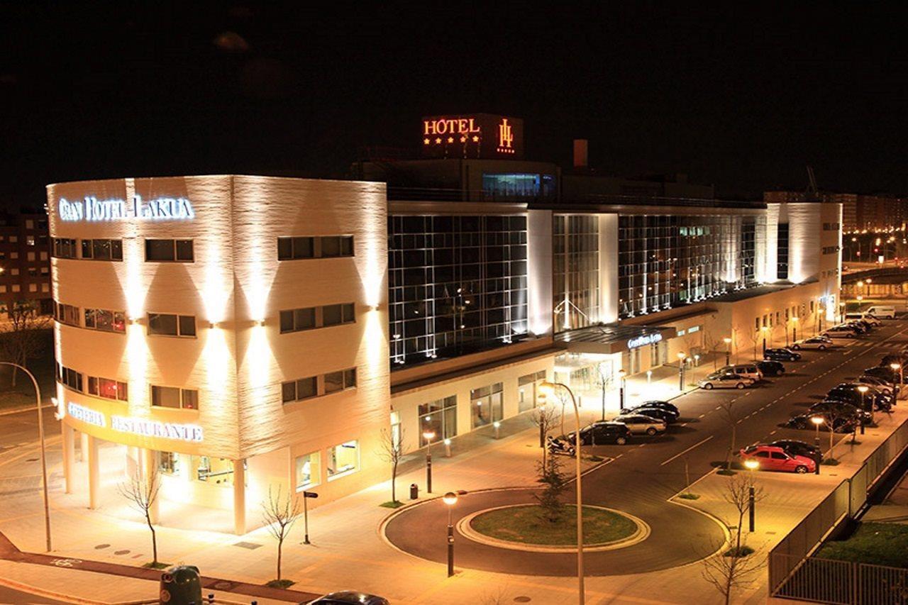 Gran Hotel Lakua Vitoria-Gasteiz Luaran gambar The hotel at night